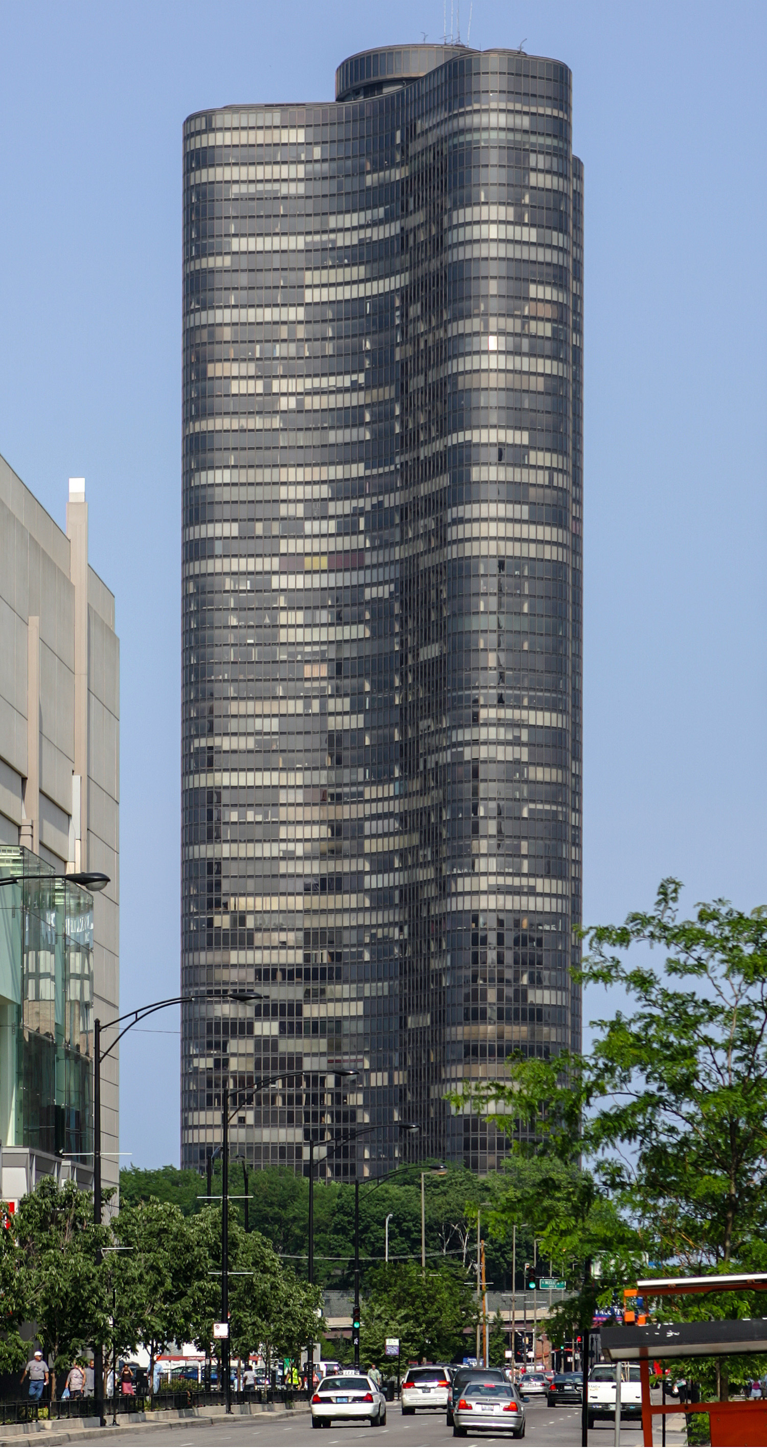 Lake Point Tower, Chicago - View along East Illinois Street. © Mathias Beinling